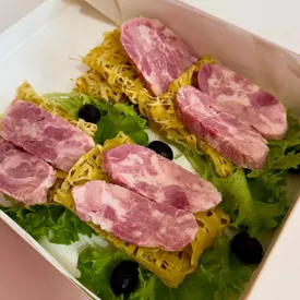 Домашняя ветчина с ажурным блинчиком